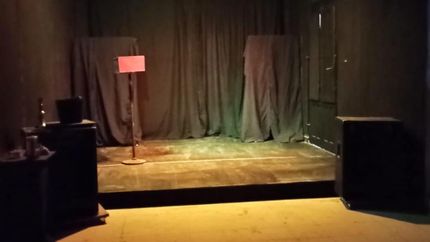 La sala de cine del espacio autogestivo cuenta con un cupo de hasta 50 personas. La sala de cine del espacio autogestivo cuenta con un cupo de hasta 50 personas.