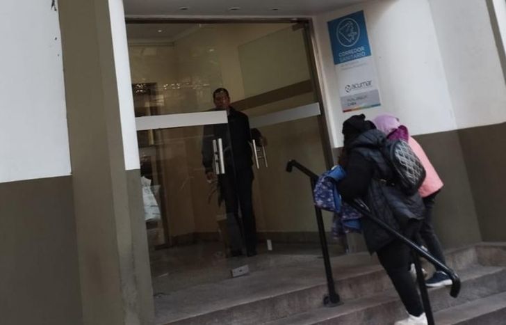 La madre de la víctima acompaña a su hija en el proceso de recuperación.