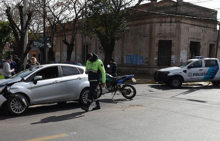 La parte delantera del auto quedó destruido tras el choque en Lomas.