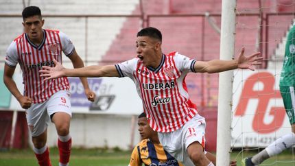 Diego Barros festeja el empate.