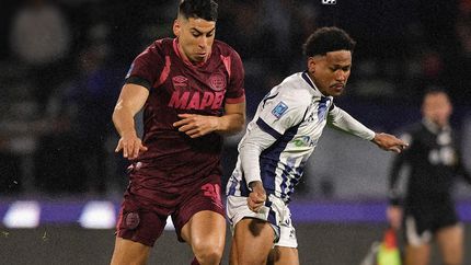Lanús y Talleres juegan en Córdoba.
