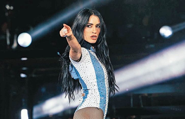 Lali Espósito, de celeste y blanco.&nbsp;