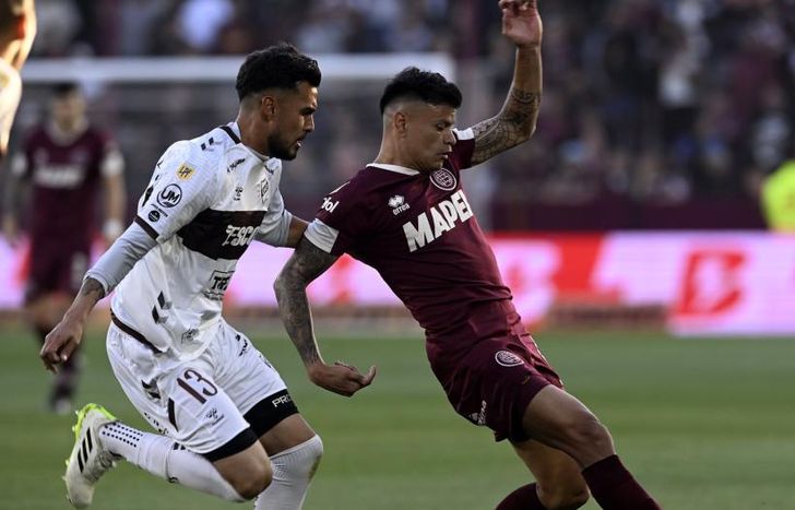 Walter Bou se esfuerza por a pelota.