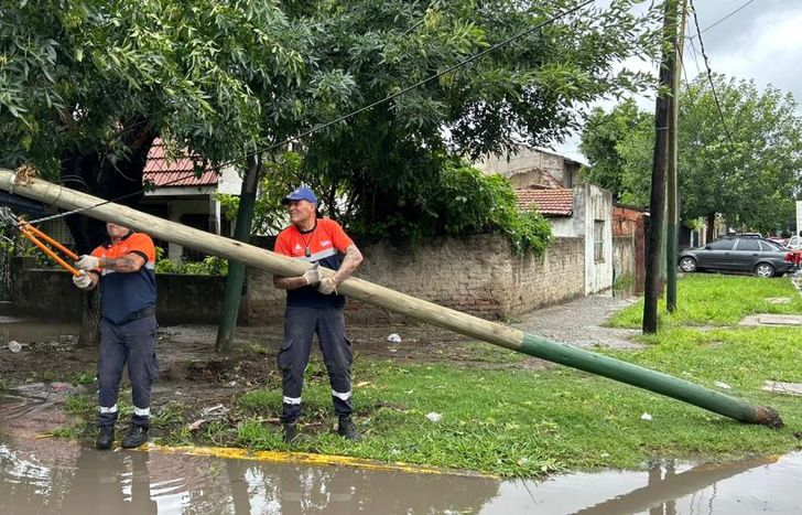 El personal de Defensa Civil trabaja las 24 horas.