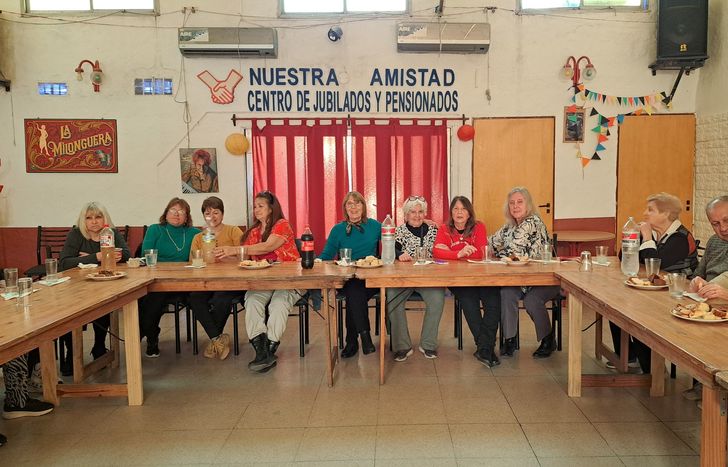 Cada mateada es muy concurrida por los vecinos adultos mayores de Lomas.