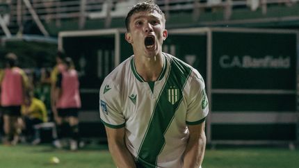 Lautaro Gómez hizo festejar a los hinchas de Banfield.