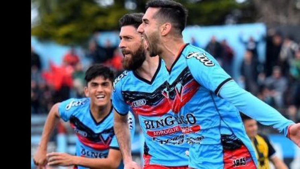 El Pipi Stegman festeja la apertura del marcador en Adrogué.