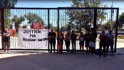 La familia paterna de Demian, en los Tribunales de Lomas.