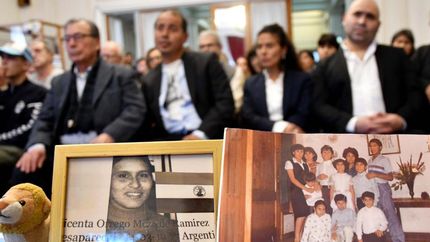 Los hermanos Ramírez y su padre. Adelante, la foto de su mamá y de otros niños del Hogar de Belén.
