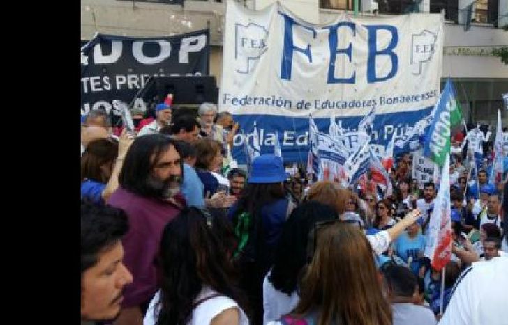 Gremios docentes se movilizaron a la Casa de la Provincia.