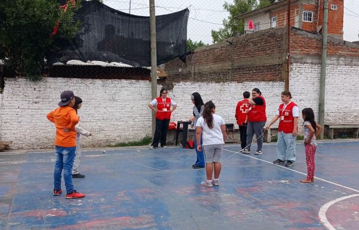 Los voluntarios de la Cruz Roja estuvieron presente colaborando con el festejo.