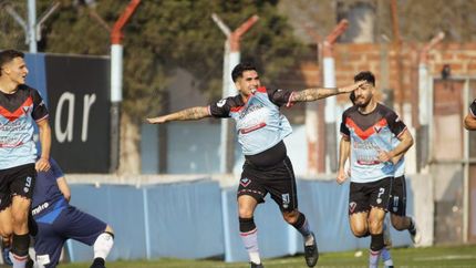 Sproat abre sus brazos en festejo por su golazo.