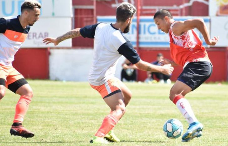 Mbombaj no pudo gravitar por la izquierda.