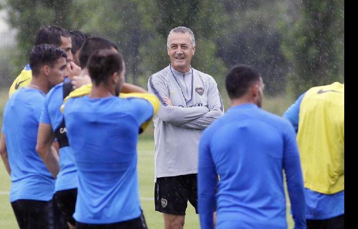 Alfaro pondrá en cancha a su primer once en Boca.