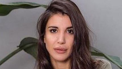andrea rincon, con un look de espia