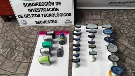Sellos incautados en el allanamiento.