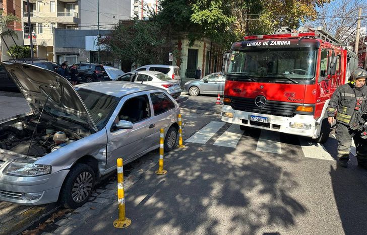 Los Bomberos de Lomas trabajaron en el lugar del choque.