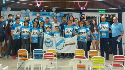 Integrantes del atletismo Gasolero se fotografiaron con Silio. Integrantes del atletismo Gasolero se fotografiaron con Silio.