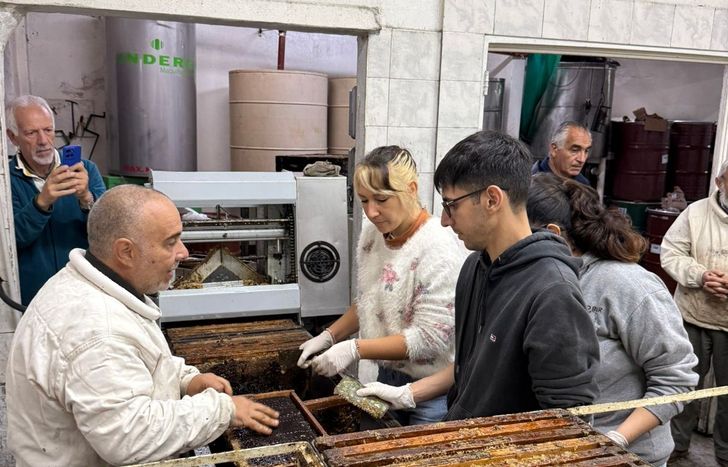 Estudiantes de la UNLZ visitaron la Cooperativa Apícola en San Vicente.