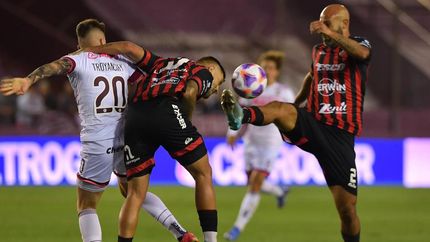 Troyansky queda a espaldas de la jugada. Troyansky queda a espaldas de la jugada.