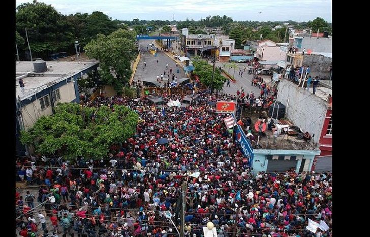 Miles de hondureños quedaron varados en el límite entre Guatemala y México.