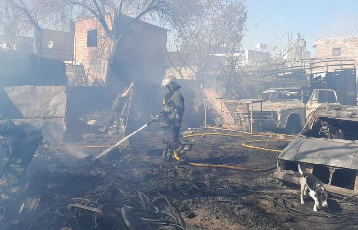 Ardua tarea de los Bomberos de Lomas en la maderera.