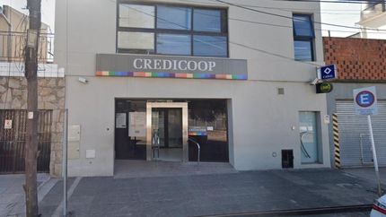 Todo ocurrió en la puerta del Banco Credicoop.