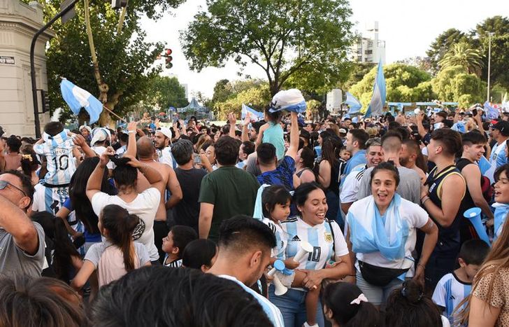 Vecinos celebrando en la esquina de Hipólito Yrigoyen y Sáenz.