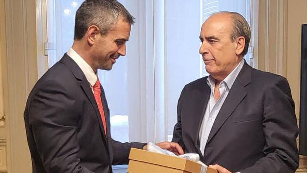 Guillermo Francos y Martín Menem, con el documento de más de 300 páginas.