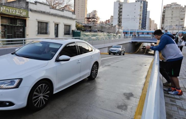 Los primeros autos en pasar por el nuevo paso bajo nivel de Lomas.
