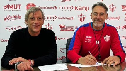 Jorge Vivaldo firma su contrato.
