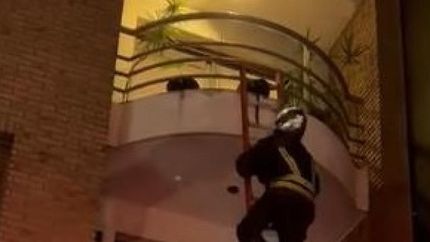 El bebé estaba encerrado y con la puerta del balcón abierta.