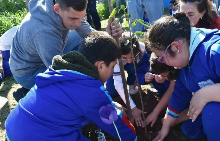 Celebraron el Día del Árbol en el Polo Educativo Malvinas Argentinas.