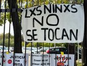 Consignas con pedido de justicia durante el juicio en los Tribunales de Lomas.