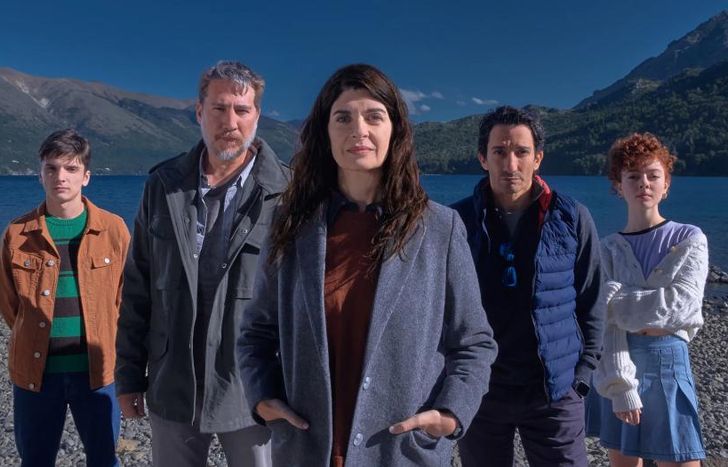 Soledad Villamil, Juan Minujín y elenco.