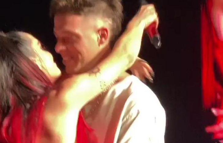 Santi Maratea y Lali Espósito se dieron un apasionado beso en el escenario.