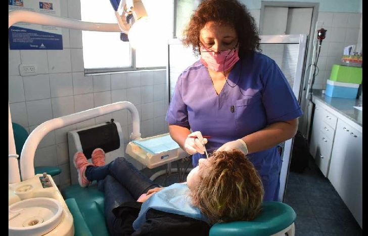 En el equipo trabaja un odontólogo, un asistente dental, un administrativo y personal de seguridad.