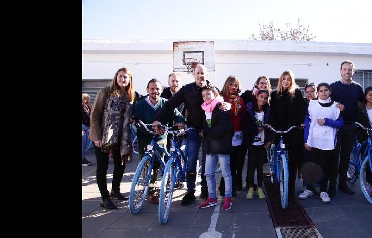 Martín compartió la mañana junto a docentes, directivos y las familias en la primaria ubicada en la calle Lisandro de la Torre.