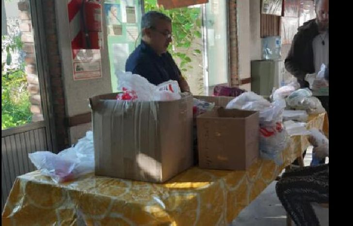 preparando los productos de higiene para repartir.
