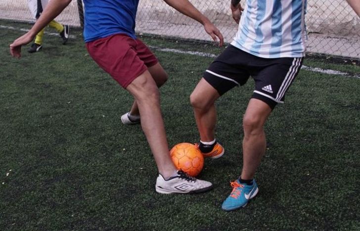 El vecino usó Facebook para convocar jugadores para un partido de fútbol entre amigos.