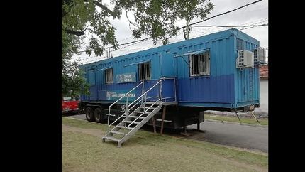 el trailer de salud atiende a los vecinos en la plaza levalle