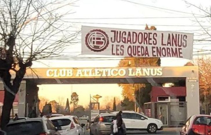 Las críticas se trasladaron a los alrededores del estadio. Clima caliente...