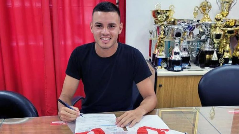 Matías Bolaña firmó su primer contrato.