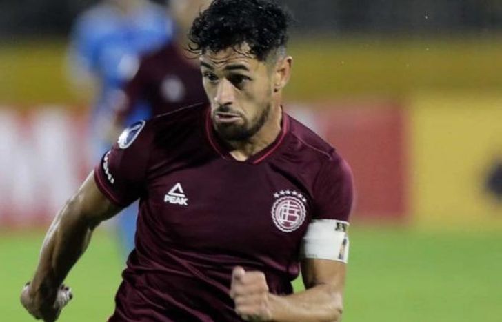 Acosta se encuentra aislado en su domicilio.