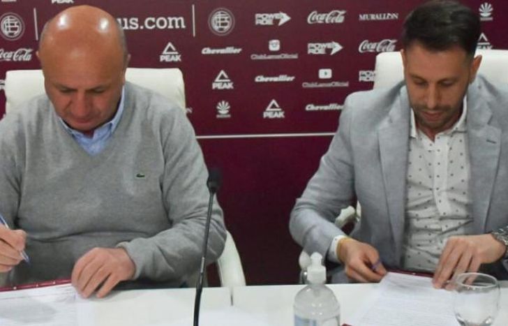 Los presidentes de ambos clubes al momento de rubricar la firma.