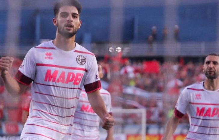 El puño apretado de López para festejar su gol de penal.