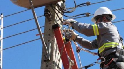 El robo ocurrió mientras empleados de Edesur trabajaban en un poste. El robo ocurrió mientras empleados de Edesur trabajaban en un poste.