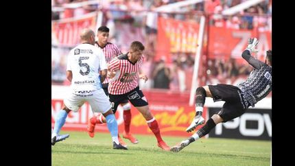 el cabezazo de Linas se convierte en gol y se desata el festejo del Milrayitas.