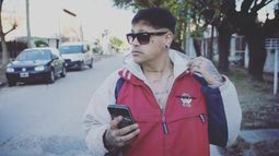 Juan camina las calles de Centenario, el lugar en el que creció y donde forjó su sueño de ser artista.