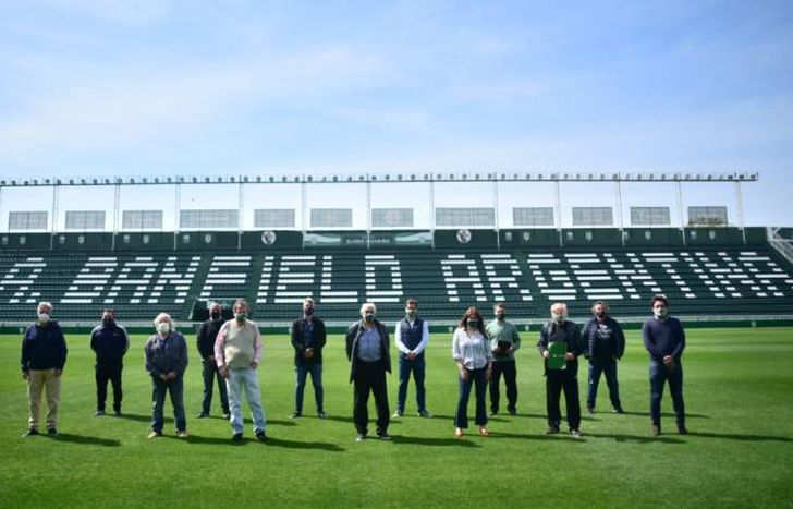 Dirigentes de ambos clubes posaron en el Florencio Sola.